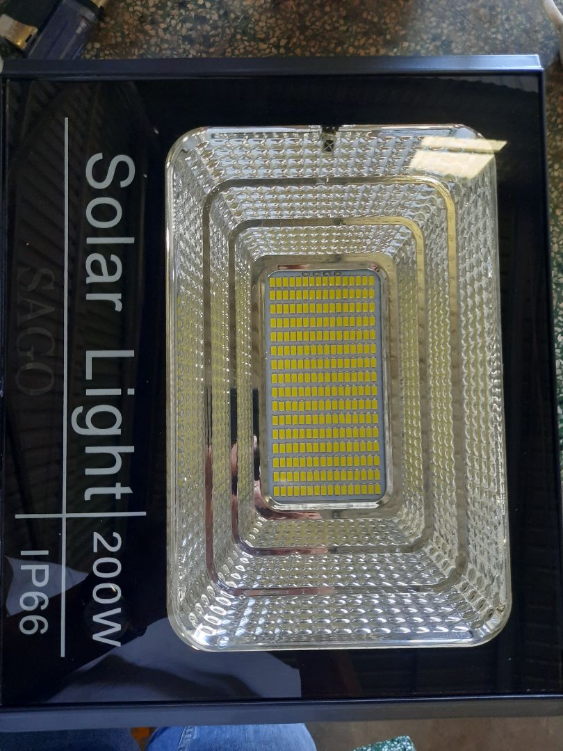 hàng giao không đúng với quảng cáo. đèn làm bằng nhựa, không phải bằng khung nhôm, pin thực tế đo được 320x250mm, bé xíu trong khi giới thiệu là đèn bằng khung nhôm. pin 700x350mm. đề nghị tiki cho trả lại hàng, không đổi hàng vì shop này là đơn vị làm ăn không có uy tín nên không thể tin tưởng.