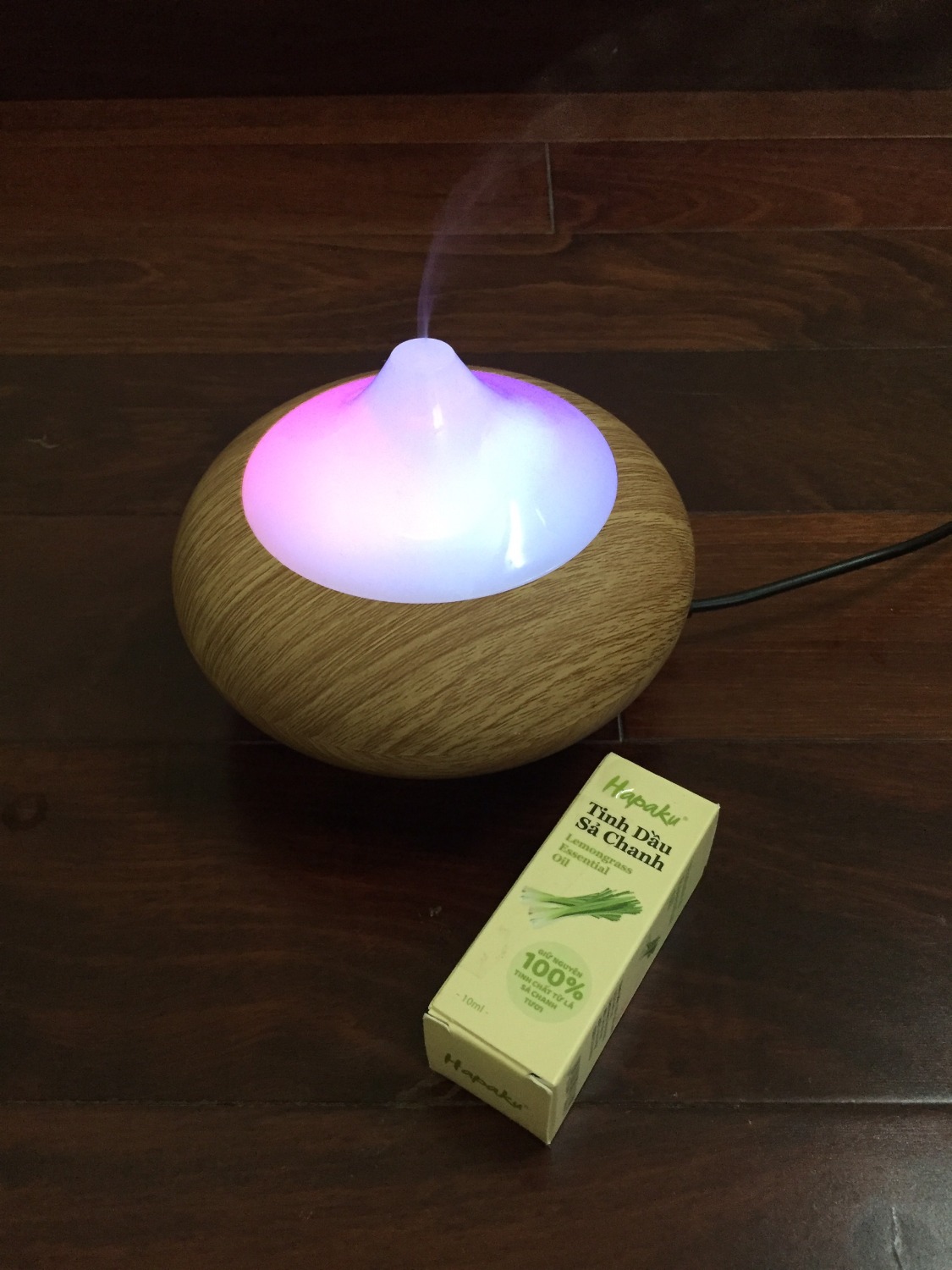 Trước mình được bạn tặng máy phát tinh dầu nên mình mua tinh dầu sả chanh này. Sản phẩm khi mở ra thấy có tem chống hàng giả cũng an tâm lắm, pha với nước cho vào máy thì mùi rất thơm và rất tự nhiên, không nghe mùi giả tạo hóa chất như 1 vài tinh dầu trước mình có xài qua :D 5* cho sản phẩm