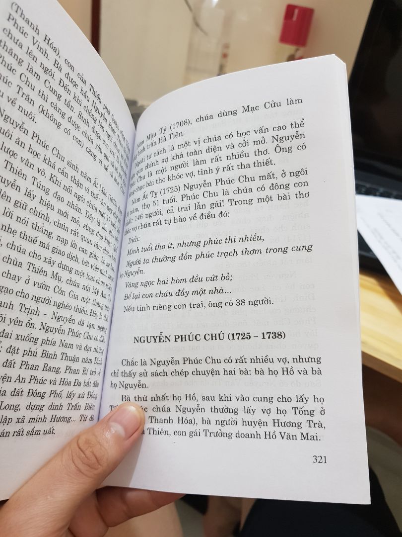 nội dung sách dành cho phổ thông muốn tìm hiểu lịch sử. Giấy khá là mỏng, chữ mặt sau thấy đc ở mặt trc luôn nên hơi khó chịu khi đọc
