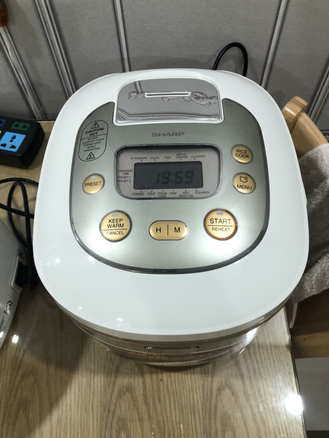 Hàng đẹp, tốt. Mới xài thấy tạm ổn, chưa thấy hiện tượng lạ. Thời gian cài trên nắp đúng time Việt Nam ! Không như nồi đỏ mua bên Nguyễn Kim, dùng mấy bữa là bị lỗi !