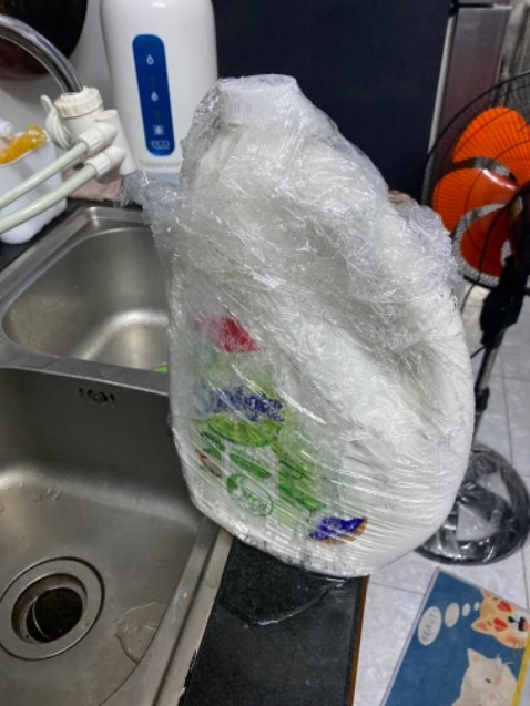 Nhận hàng 3 ngày rồi, tới nay mình mới có thời gian mở hàng. Do đặt Tiki Trading nên mình khá yên tâm về sản phẩm cũng như qui cách đóng gói hàng, nhưng lần này mình khá thất vọng luôn. Can nước rửa chén nắp đóng không kĩ/bị lỗi, làm đổ ra ngoài rất nhiều :(