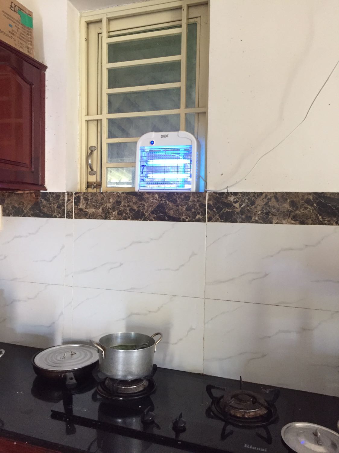 Chất lượng rất tốt hiệu quả thấy rõ rệt luôn, nổ to lắm.  Nhà mình nhiều muỗi nên diệt phê lắm luôn, nếu đêm xuống bếp thì bắt ruồi cũng khá lắm, 1 số đèn luoi điện yếu quá diệt ruồi hk hiệu quả đâu. Mình theo giỏi đèn này kĩ ròi đọc thông số kĩ thuật kĩ rồi nên mới quyết định mua. Bóng đèn hiệu FSL 1 thương hiệu về bóng đèn nỗi tiếng, tia lưới điện 2500v khá cao, công suất 12 w phù hợp hk quá sáng và quá yếu.