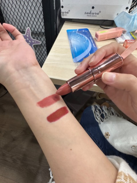 5 màu hơi bị đẹp mà mới đủ tiền rinh 2 màu
#15 nhẹ nhàng dễ thương, dùng hàng ngày hoặc mix với màu khác đều đẹp
#17 thì đẹp sang chảnh
Vỏ son hồng cam cưng xỉu.
Thêm điểm cộng là giao hàng siêu nhanhhhh, đóng gói cẩn thận.
Nên thử nha mí bạn