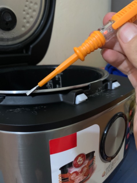 Nồi bị rò điện, lần đầu nấu và bị điện giật. Không biết mọi người mua trước có bị không? Nhưng shop nói nối cao tần Toshiba thì cái nào cũng bị thế. Mình đã gọi lên trung tâm bảo hành và họ nói không phải nồi nào cũng bị rò điện.
Cuối cùng liên hệ với shop và trả lại nồi. Tiki cũng đã hoàn tiền.