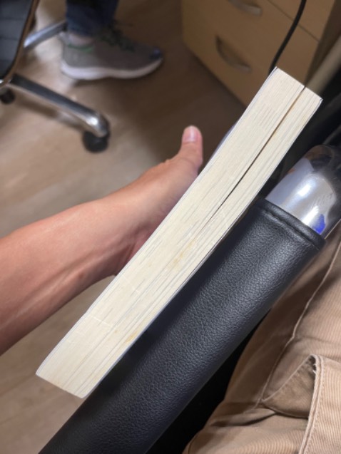 Sách mới có bọc nilong mà sao bẩn quá, như bị mốc!
Quá thất vọng!!