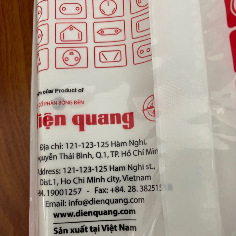 Ổ điện dày và nặng tay, dây 5m khá thoải mái mở rộng phạm vi truyền điện. 
Công tắc riêng từng chấu cắm và cầu chì tạo sự an toàn cao hơn hẳn, lại được bảo hành 12 tháng thì quá tuyệt!