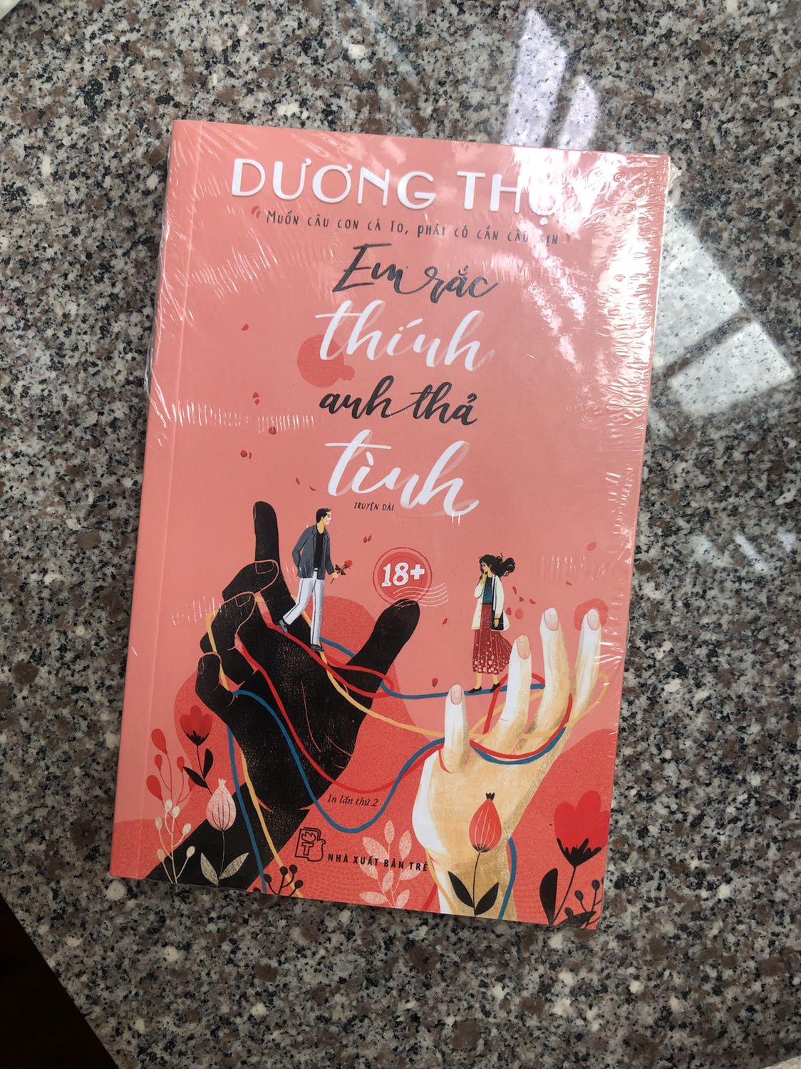 Truyện của Dương Thuỵ, mình mê lắm, từ Oxford thương yêu tới Cung đường vàng nắng và Chờ em tới San Francisco. Cả những cuốn tuyển tập truyện ngắn, không lẫn đi được chất văn vừa thẳng vừa ngọt, vừa thực tế. Tâm trạng nhân vật được giải bày vừa chi tiết nhưng cũng tế nhị. Sách 18+ nhưng không có gì 18+, vì chủ đề tác giả nhắc tới có chút thẳng có chút bông đùa nhưng vô cùng đáng yêu! Sách mới, lại còn nằm trong vỏ. Tiki giao siêu nhanh!