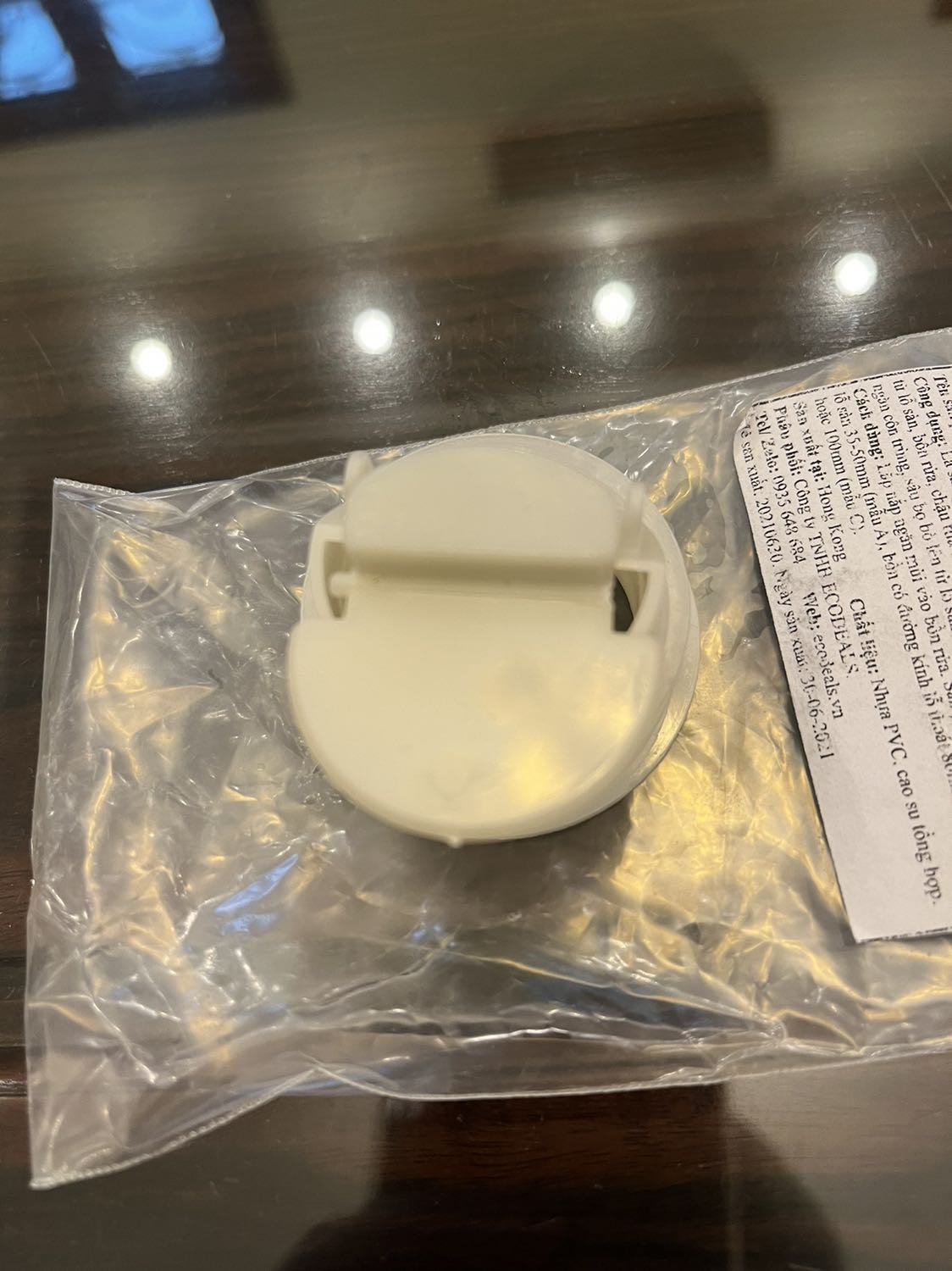 Nhận được sản phẩm là chai khử mùi và nắp ngăn mùi như ảnh.
Chai khử mùi chưa dùng nên chưa biết kết quả thế nào.
Nắp ngăn mùi thì bị gãy một bên chốt không dùng được.
Đề nghị nhà cung cấp đổi nắp ngăn mùi mới.