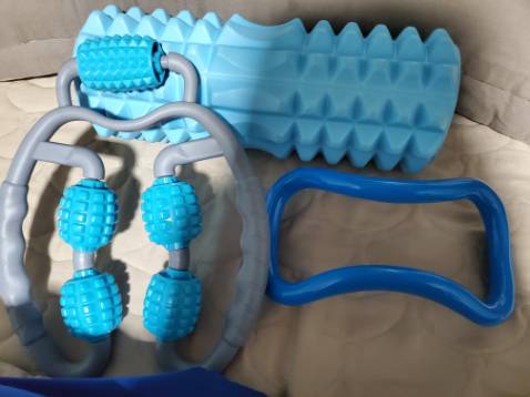 Con lăn này có độ dài lớn á, nhìn cứ tưởng bé nào ngờ to ra gớm, mình định mua về tập lưng, nằm luôn được lên như kiểu người Nhật á, nhưng mà đường kính lớn tận 13cm cho nên là nằm lên trên lăn qua lăn lại cho ép lưng vs liên xườn mà ko chạm xuống sàn, tập như thế cũng khá ok! Sản phẩm cứng cáp, mình dùng, rồi anh trai dùng nặng 80kg vẫn ép thoải mái, massage khá dễ chịu.
Sản phẩm đúng mô tả, giao hàng đúng màu sắc xanh dương, màu mình thấy đẹp nhất. Thời gian giao hàng dự kiến khá nhanh, không phải đợi lâu lắm, shipper hơi nóng tính, nhưng mà không sao! Đã từng mua bóng yoga bên shop này, thấy làm ăn uy tín, ủng hộ tiếp sp này có gì shop ra thêm sp bài tập bổ trợ ép nữa nha, mình thấy ít shop bán!! 
Mua lần 2 cho 9,5 điểm.