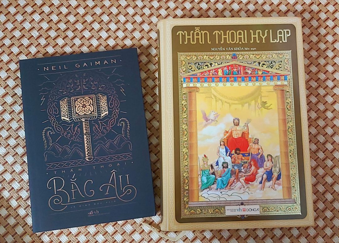 - Tiki giao nhanh, đóng gói kĩ, cho đến giờ mình vẫn chưa gặp phải trường hợp đáng tiếc nào nên vẫn tin tưởng mua sách của Tiki. Đặt cùng quyển Thần thoại Hy Lạp, cả 2 nguyên vẹn không rách, nhăn, móp, trầy gì hết, hoàn toàn MỚI TINH.
- Giá cả tất nhiên mềm hơn ra nhà sách mua nè.
- Hình thức: bìa mềm, màu tươi, láng o, chữ rõ nét. Hoa văn mạ vàng trên nền đen, in nổi, sờ vào rất thích, rất nổi bật. Ruột sách giấy vàng, dày, thơm, không hằn chữ trang sau. Chữ to rõ, đều màu, không lem cũng không mờ.
- Nội dung: 300 trang, văn phong mượt mà, tên giữ nguyên không bị phiên âm, chưa bắt ra được lỗi chính tả nào.
- Cảm nhận riêng: Mình vốn thích thể loại thần thoại nên không có ý kiến gì về các chi tiết thể hiện trí tưởng tượng, lối phóng đại, tư duy của người xưa, ngược lại còn thấy rất thú vị. Nếu bạn là một người khó tính, yêu cầu tính chân thực thì nên cân nhắc kĩ lưỡng, có thể ra nhà sách lướt vài trang rồi quyết định đặt mua nhé.