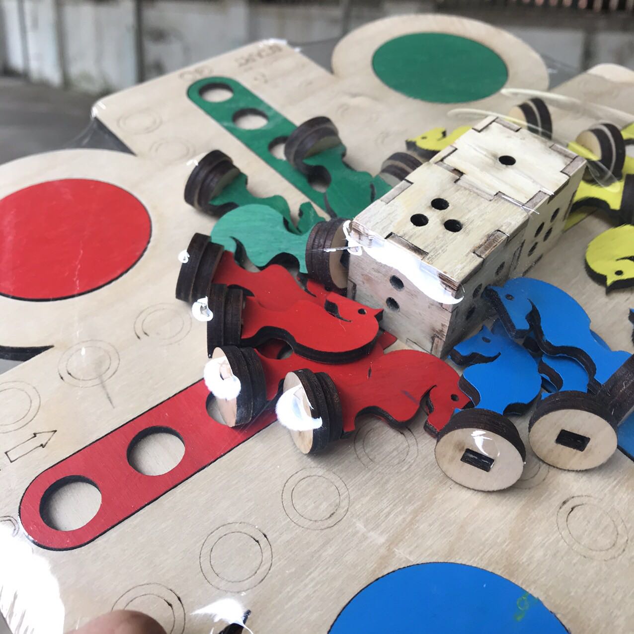 Bộ cờ cá ngựa bằng gỗ này của Benrikids hay ghê í, chất gỗ sờ rất mịn tay, mình thấy sản phẩm được chau chuốt rất tỉ mỉ, nhận được hàng phải chụp ảnh đánh giá ngay, shop bọc sản phẩm đẹp, cẩn thận. Khi nào shop có bộ to hơn, nhất định mình sẽ ủng hộ tiếp. Thanks shop ạ.