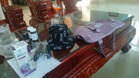 Vải mềm nên fom túi ko được đứng. Màu nhạt hơn so với hình,đựng được nhiều đồ