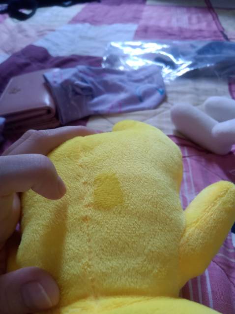 chiều lông của doll may ngược, không theo một chiều, phần mặt thì lông theo chiều vuốt xuống, nhưng phần sau đầu và thân doll lông phải vuốt ngược lên trên, khó vuốt, có phần lông bị bết phía sau. hình cuối cùng là phần lông bị bết dù vuốt xuôi theo chiều lông vẫn ko mượt được. vì tiki ko gửi được video đánh giá nên em chỉ gửi qua hình ảnh, nếu có thể xin hãy liên lạc với em để có thể xem kĩ phần lỗi khi sản xuất này. em cảm ơn ạ