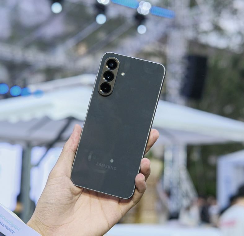 máy rất đẹp hiệu năng thì miễn chê nhé