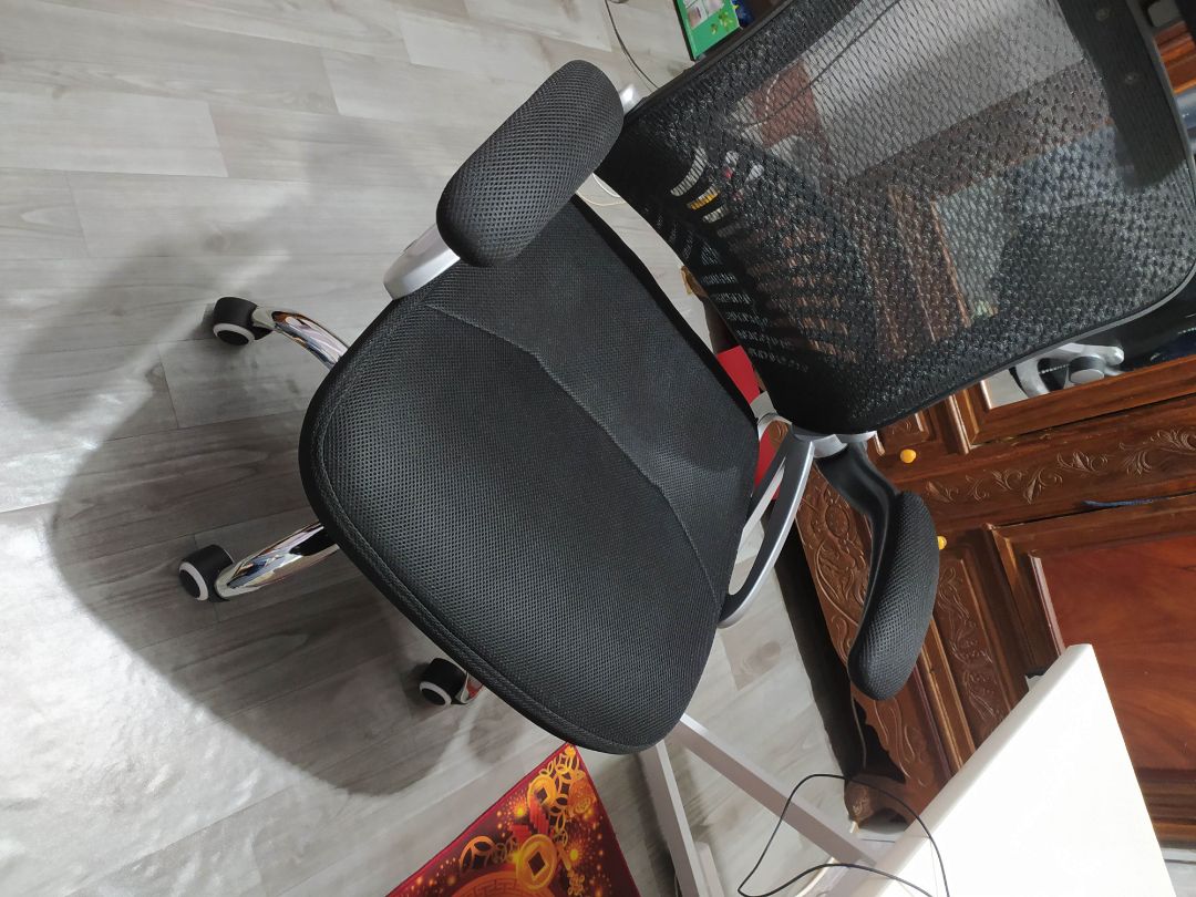 ghế chắc chắn. nhưng cái nệm ngồi cực kì hôi như mùi chuột chết, mình để 3 ngày rồi vẫn ko hết. ko biết làm từ chất liệu gì mà mình ngồi lên bị ngứa hết mông,hy vọng shop xem lại cái nệm nhé. mình ko cần đổi vì mình lót tấm vải lên rồi. chỉ đánh giá để shop cải thiện.