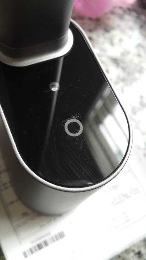 Sản phẩm hàng chính hãng Baseus mọi thứ đều tốt ngoại trừ rất nhiều vết trầy sướt (xem hình và clip đính kèm) hiện diện trên bề mặt kính của bảng điều khiển bằng cảm ứng để tắt mở đèn giống như hàng trưng bày hoặc đã qua sử dụng.