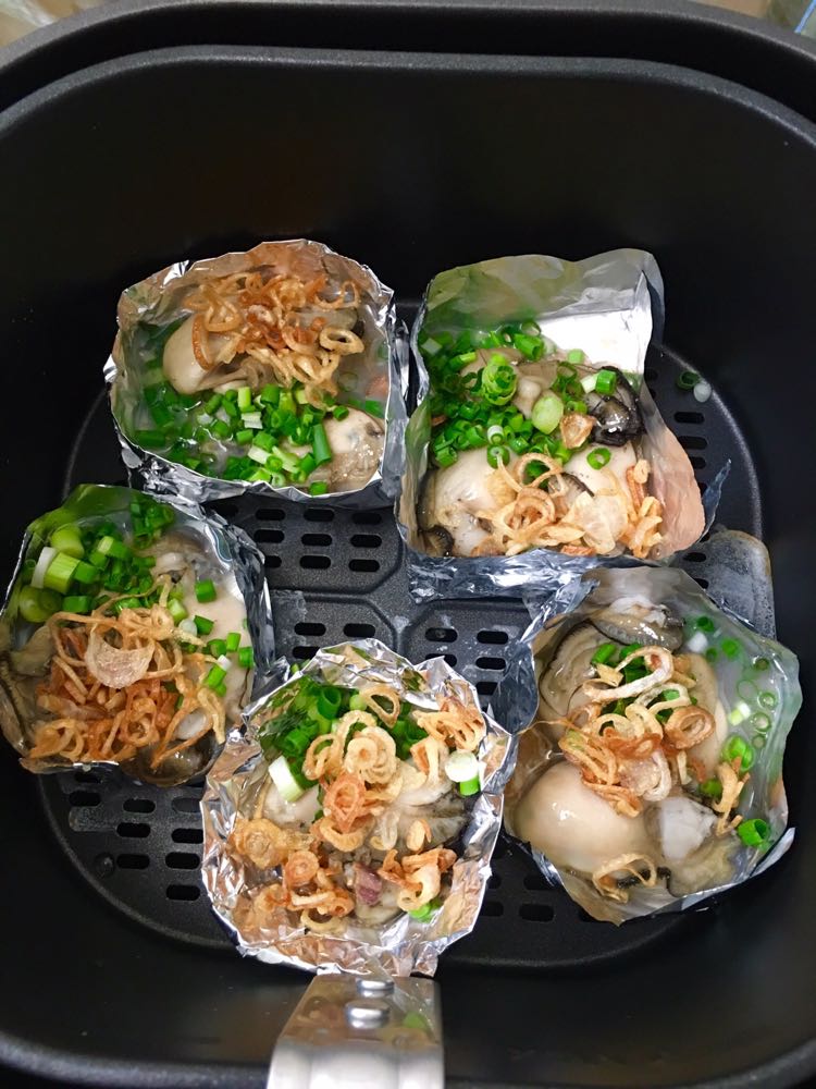 Tiki giao hàng nhanh, cả thời gian đặt và giao chỉ 3 ngày (mình ở tỉnh). Dù dịch bệnh nhưng vẫn giao nhanh, sớm hơn dự kiến. Cảm ơn Tiki.
Mình có đôi lời nhận xét về NCKD Phillips HD9200/90:
- Nồi chiên đẹp, màu đen, nhìn sang trọng và gọn gàng.
- Nồi hoạt động không ồn, thức ăn chín mềm và ngon (tuy nhiên vẫn phải lật thức ăn nhé)
- Nồi 4,1L. Giỏ chiên khoảng 2L. (Với lượng thực phẩm 7-800g). Phù hợp với gia đình nhỏ, với nhu cầu sử dụng của mình nên cực kỳ hài lòng.
- Mình mua sale với giá 1.949k Free ship. Với mức giá này chọn hãng khác sẽ được size to hơn, song mình vẫn chọn Phillips vì tin tưởng đồ gia dụng của hãng. 
- Bảo hành sản phẩm qua mã QR code (có 1 tờ giấy bảo hành sẵn trong hộp sản phẩm, chưa điền thông tin).
- Hướng dẫn sử dụng có rất ít tiếng việt, nên phải tự mày mò tự set nhiệt. Lần đầu làm nên còn nhiều bỡ ngỡ. Sau mình điều chỉnh nên thức ăn đã ngon hơn. Tóm lại, gia đình ít người thì nên dùng mọi người nhé. Rất đáng trải nghiệm.