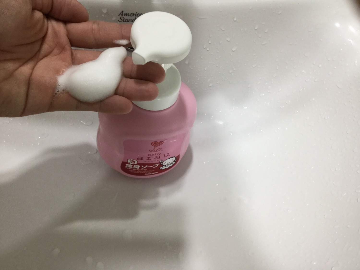 1. Điểm mạnh: 
- Tiện dụng, bọt mịn, không gây dị ứng
- Tiết kiệm, một bình xài hơn hai tháng mới hết
- Sạch nhanh, không gây nhờn rít trên da bé
2. Điểm yếu:
- Giá thành cao so với các nhãn hàng khác