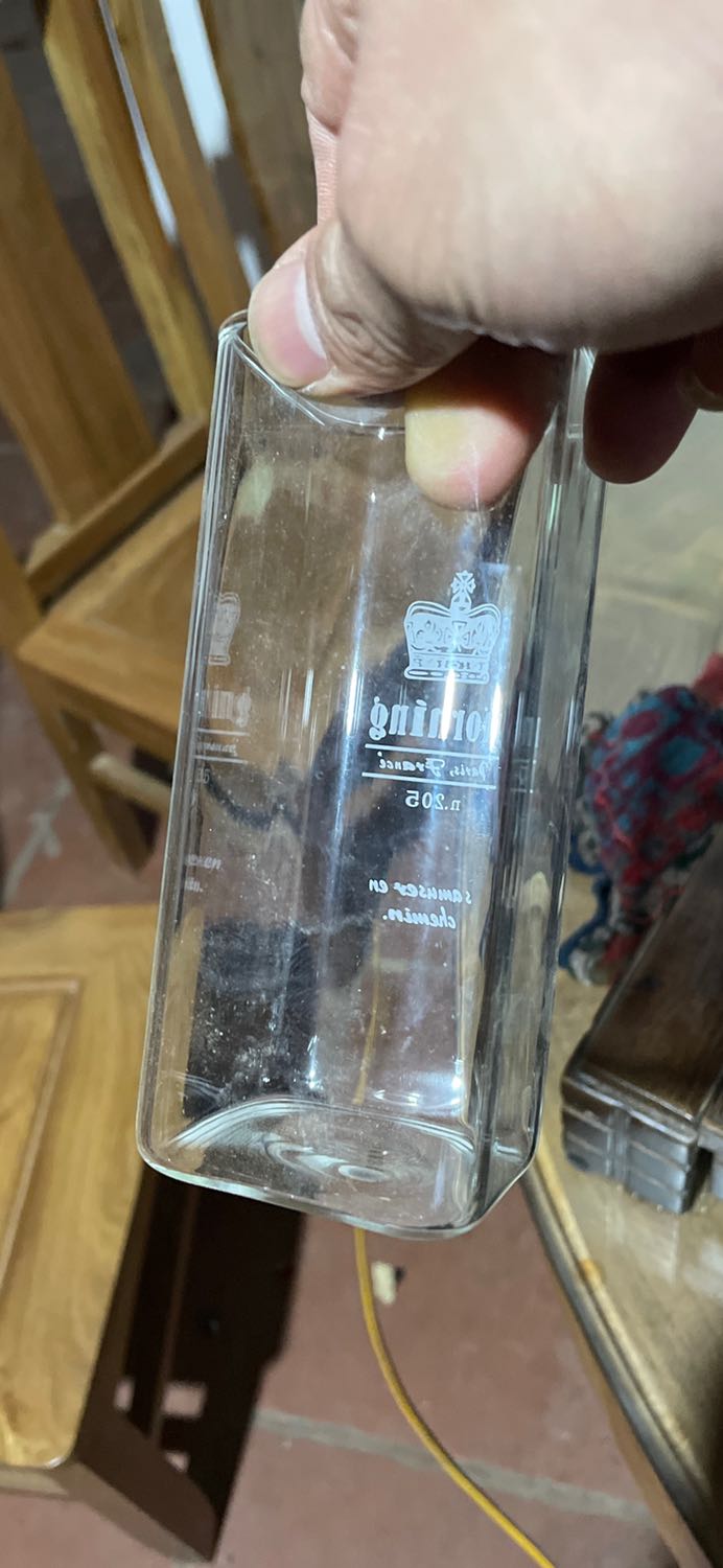 đặt cốc thuỷ tinh giao cốc nhựa rất k hài long