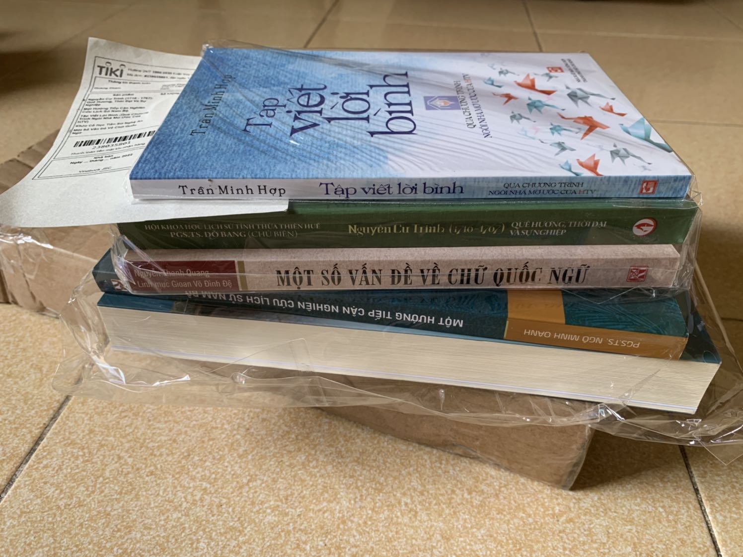 sách mới, shop đóng hàng cẩn thận, bao bọc sách tốt, có hoá đơn đi kèm, giao hàng nhanh, ủng hộ shop!