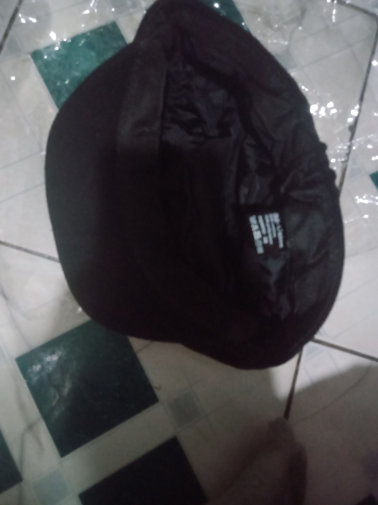 Nhìn bề ngoài thì tưởng nón rộng, to nhưng khi đội mũ lên thì vừa khít đầu luôn, có thun co giãn phía sau, giấu đuôi tóc vào trong cũng không sợ bay nón khi ra đường. Cám ơn shop và Tiki