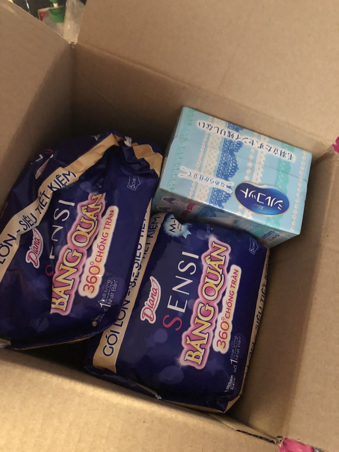 Đóng gói siêu chắc chắn, k để tên sản phẩm. Giá sale rẻ. Sản phẩm sử dụng rất thoải mái và chắc chắn k bao h tràn ra ngoài. Không lộ khi mặc rất đáng để mua