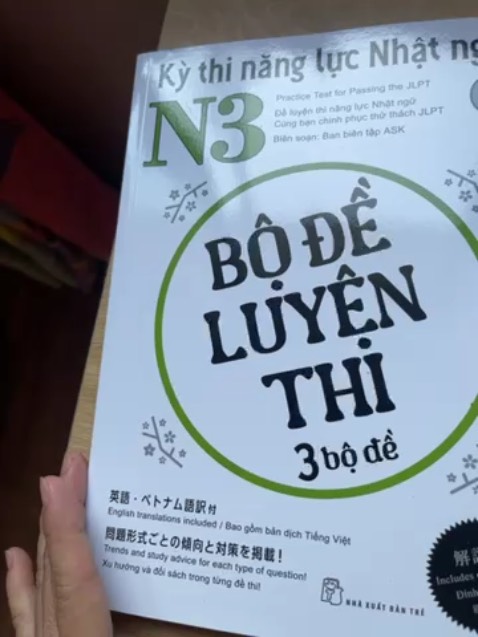 Giấy in rõ, trơn, láng, dầy => giấy rất tốt
Phần nghe mình chưa bit download ở đâu?
Phần đọc hiểu chỉ dịch theo từng từ , chứ Ko dịch nguyên bài
Trọn bộ 3 để thi
