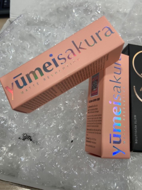 Đóng gói kỹ dữ dị trời, mở ra hụt hơi luôn á. Son mướt mịn tưởng đang cài highend ko á mấy bà. Nên mua nha