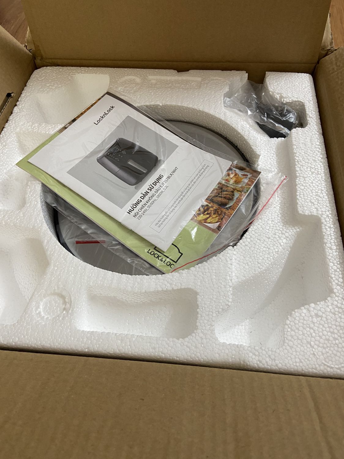 Nồi to, máy chạy êm, dễ thao tác điều khiển và vệ sinh, *** nấu thử khá nhanh và tiện lợi, có nồi này rồi sẽ hạn chế ít ăn dầu mỡ tốt cho sức khoẻ, không biết có tiết kiệm điện năng và bền hay ko, cần theo dõi một thời gian mới đánh giá kỹ được