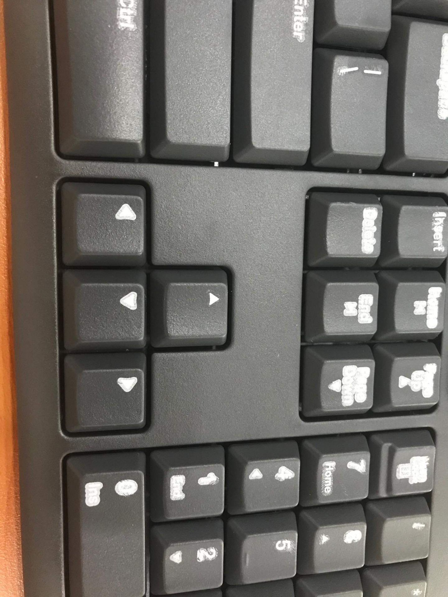 Mình nhận được hàng của Tiki Now giao rất đúng, đặt buổi tối thì sáng đúng 10h nhận được hàng rồi.
Khi mình cắm thử vô máy tính thì kết nối ok, phím và chuột hoạt động bình thường.
Tuy nhiên, mã số sản phẩm in sau lưng bàn phím là K275 thay vì MK275 như Tiki giới thiệu nên mình ko rõ là có nhầm lẫn gì ko.
Mặt khác, mực in trên bàn phím bị lem luốc nhìn rất ghê, mình thử dùng tay cạo đi lớp trên của số O và mũi tên lên thì lớp dưới hiện ra rõ như hình mình chụp lại. Vì vậy, nhờ Tiki kiểm tra lại giúp mình vì sao lại như vậy? Mình nhận được hàng của Tiki Now giao rất đúng, đặt buổi tối thì sáng đúng 10h nhận được hàng rồi.
Khi mình cắm thử vô máy tính thì kết nối ok, phím và chuột hoạt động bình thường.
Tuy nhiên, mã số sản phẩm in sau lưng bàn phím là K275 thay vì MK275 như Tiki giới thiệu nên mình ko rõ là có nhầm lẫn gì ko.
Mặt khác, mực in trên bàn phím bị lem luốc nhìn rất ghê, mình thử dùng tay cạo đi lớp trên của số O và mũi tên lên thì lớp dưới hiện ra rõ như hình mình chụp lại. Vì vậy, nhờ Tiki kiểm tra lại giúp mình vì sao lại như vậy?