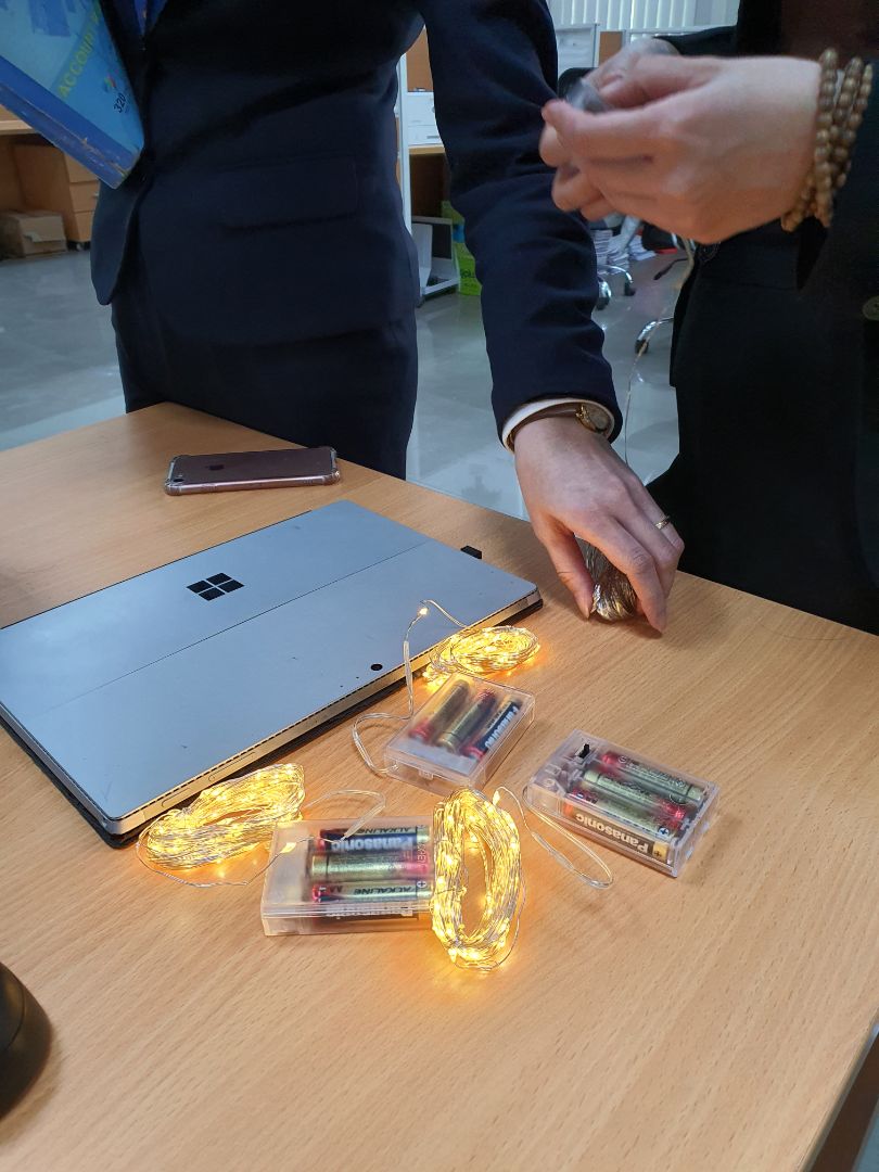 Đặt trưa hôm trước, trưa hôm sau nhận đc luôn (mình ở Lạng Sơn). Giao nhanh dã man. Đèn có cả gạt off-nháy-on chứ ko chỉ riêng on-off. Nói chung rất ưng bụng. Cái tộc mình nói thật!