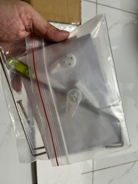 Hàng rất đẹp nhé, có giấy hướng dẫn lắp đặt rất chi tiết, gắn 10ph là xong không cần khoan tường. Hàng rất đẹp nhé, có giấy hướng dẫn lắp đặt rất chi tiết, gắn 10ph là xong không cần khoan tường.