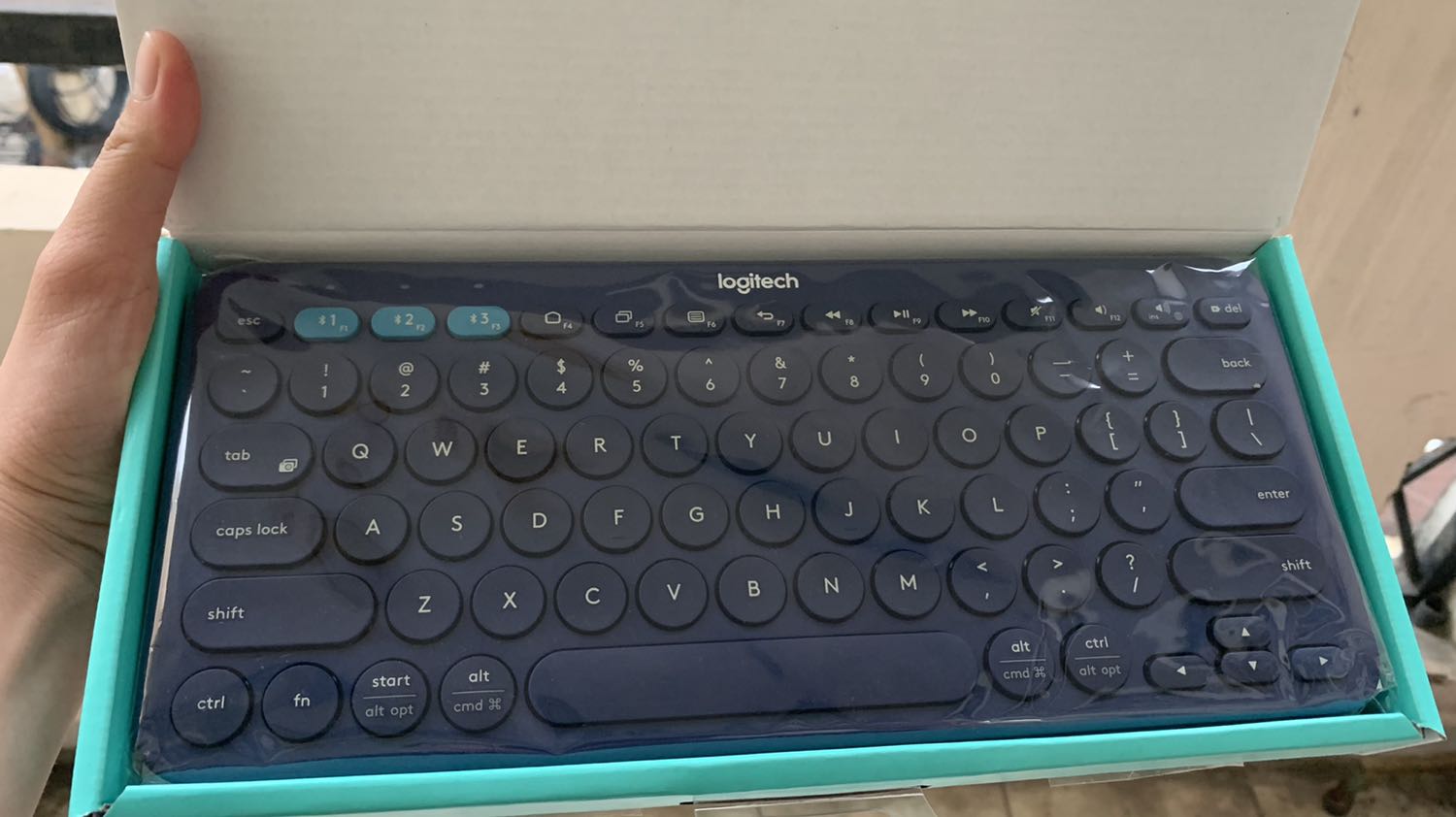 giao hàng nhanh, đóng gói kĩ càng, còn nguyên seal, tự tay bóc tem ra rất đã, phím đánh gõ êm nhạy, nhẹ nhàng, hài lòng với chất lượng cho gái tiền này. Do mình thanh toán bằng thẻ HOME Credit nên còn được giảm thêm 50k là còn 500k, tuyệt vời giao hàng nhanh, đóng gói kĩ càng, còn nguyên seal, tự tay bóc tem ra rất đã, phím đánh gõ êm nhạy, nhẹ nhàng, hài lòng với chất lượng cho gái tiền này. Do mình thanh toán bằng thẻ HOME Credit nên còn được giảm thêm 50k là còn 500k, tuyệt vời