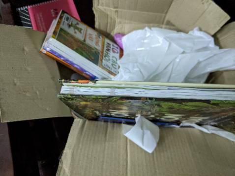 Không hiểu sao Tiki lại có thể đóng gói và giao sách và mỹ phẩm vào chung một kiện hàng. Kết quả là sách bị lem luốc không thể chấp nhận.