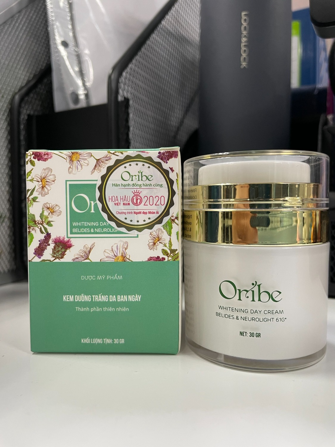 Mình thấy mấy dòng kem dưỡng của Oribe khá ổn. Loại kem ngày này ra theo mẫu giống với cái kem đêm nên dùng 1 bộ ngày đêm khá đẹp mắt mà lại hiệu quả, mua tặng sinh nhật bạn cũng okela. 
Nói về kem ngày thì mình thấy chất kem mịn, thấm nhanh vào da, dưỡng ẩm rất tốt, mình mới dùng được 2 tuần thấy da sáng lên và căng hơn, chứ chưa trắng bật tone, để da trắng lên chắc mất tầm cả tháng. Nhưng hiệu quả vậy cũng khá ok với dân văn phòng như mình, kem có chống nắng SPF 30 nhưng nếu bạn nào đi ngoài nhiều thì nên dùng thêm kem chống nắng chứ không mình nghĩ sẽ dễ đen hơn đó. Kem không thơm bằng kem đêm, nhưng chất kem thì đặc hơn kem đêm.
