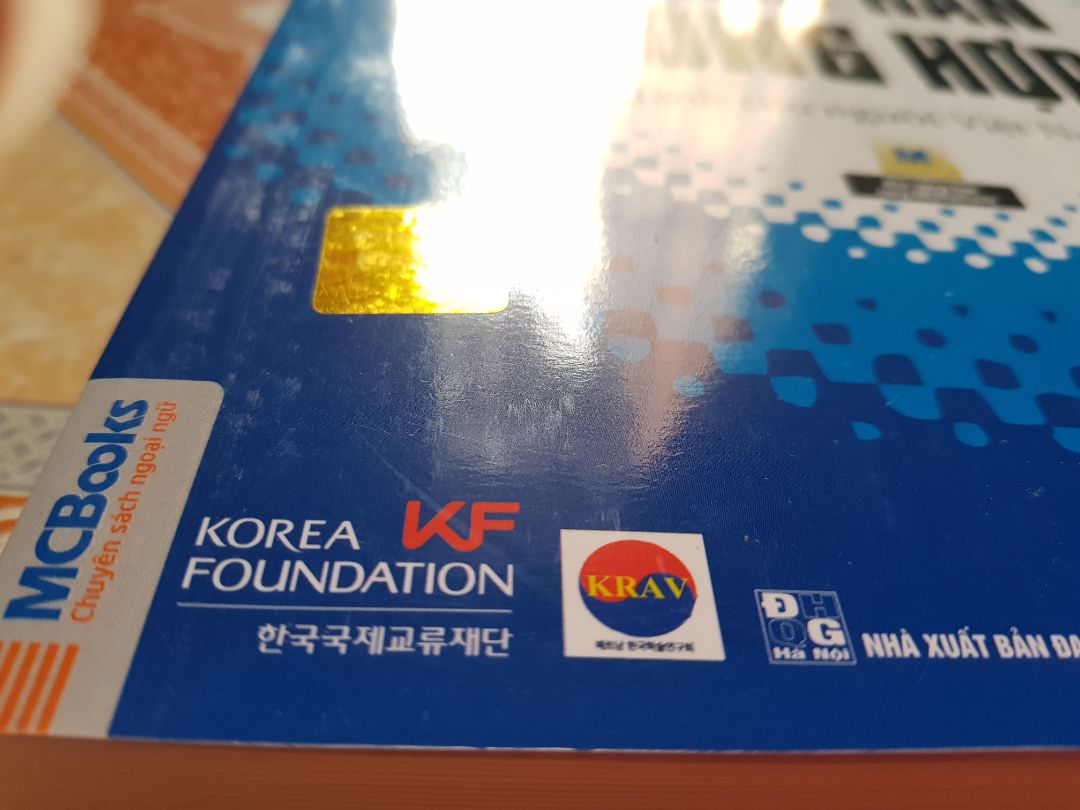 giao hàng nhanh sách không bị nhăn mới như chưa được lật ra nhưng mà sách bị dơ và trầy xước bên ngoài góc thì bị bung nhẹ và vài trang chữ sách bị mất hoặc mờ mong sẽ được cải thiện lại