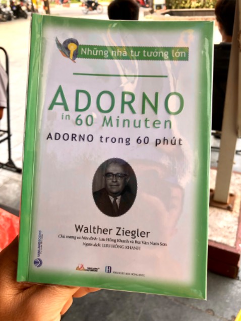 "Rất có thể, đối với mỗi công dân của thế giới ảo, thế giới thực ắt sẽ không thể chịu đựng được, nó ắt sẽ làm cho họ bị tổn thương rất nhiều"

"Mỗi người ngày nay, không ngoại trừ một ai, đều cảm thấy mình quá ít được yêu thương, bởi ai cũng quá ít yêu thương"

Việc con người hiện đại đánh mất đi năng lực yêu thương của mình, theo Adorno, là Hậu Quả Trực Tiếp của xã hội Hàng Hoá và Tiêu Dùng.

#adorno #triethoc #lythuyetphephan #bienchungphaphudinh #bienchungphap