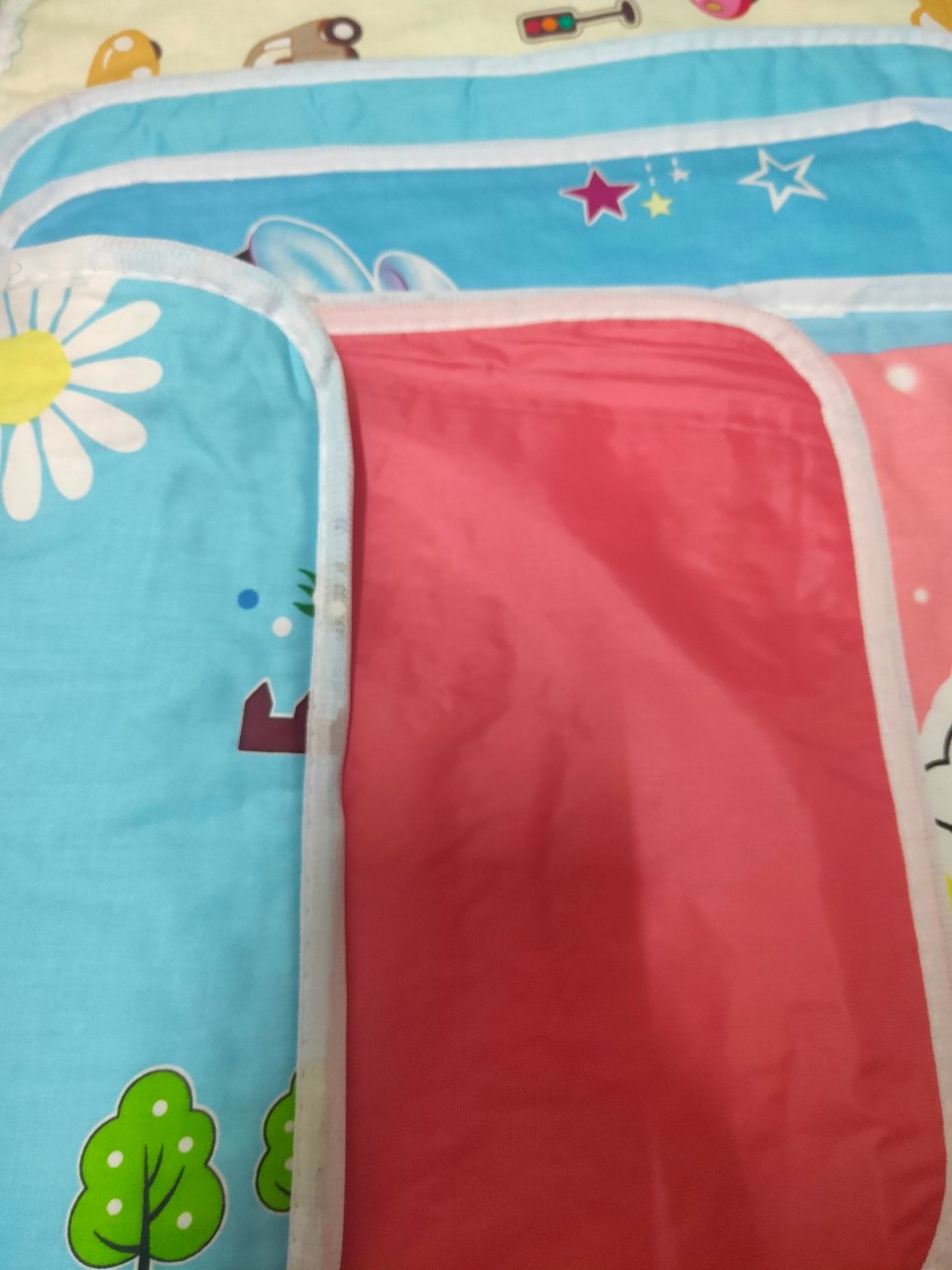 xài rất tiện lợi, giặt nhanh khô màu sắc đẹp. Shop tâm lý cho chọn màu bé trai và giao màu hợp với bé. Chỉ hơn 100k mà được hẳn combo 5 tấm như vầy mình thấy rất đáng tiền mua. Không có gì để chê hết.