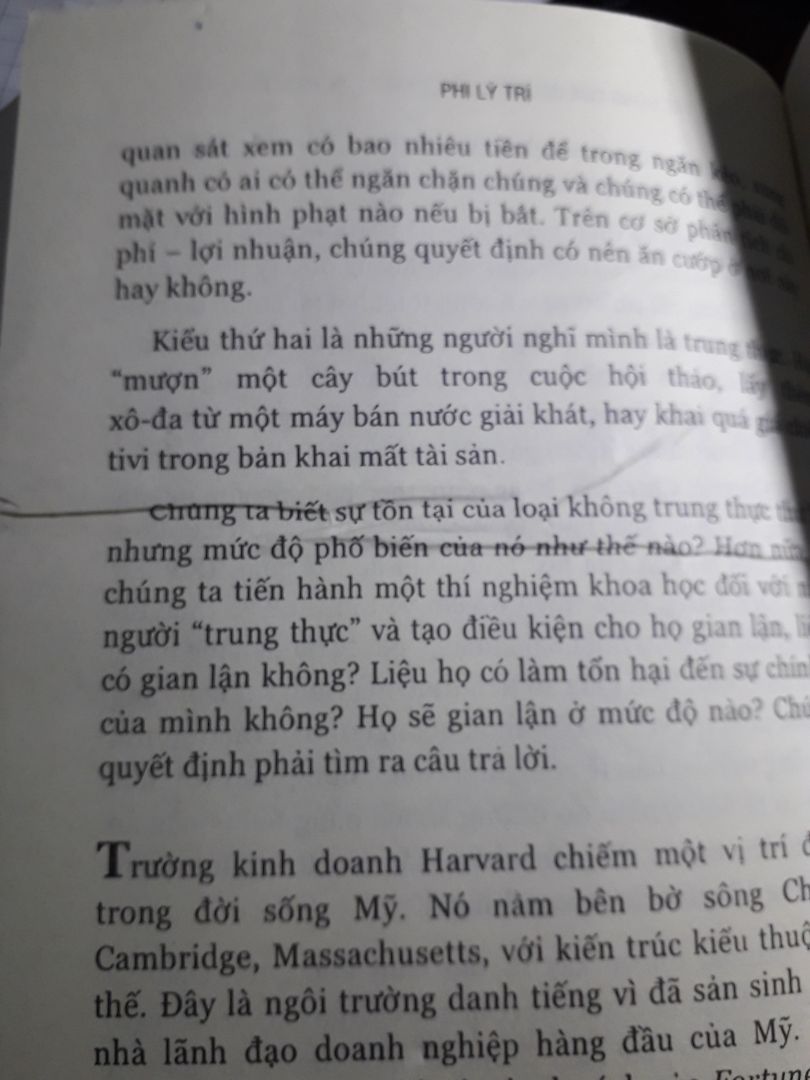 Sách có nếp gấp khoảng 10 trang. Bìa sách nhìn cũ, lần đầu gặp phải tình trạng như vậy, lần sau sẽ né không mua hàng từ nhà cung cấp này.