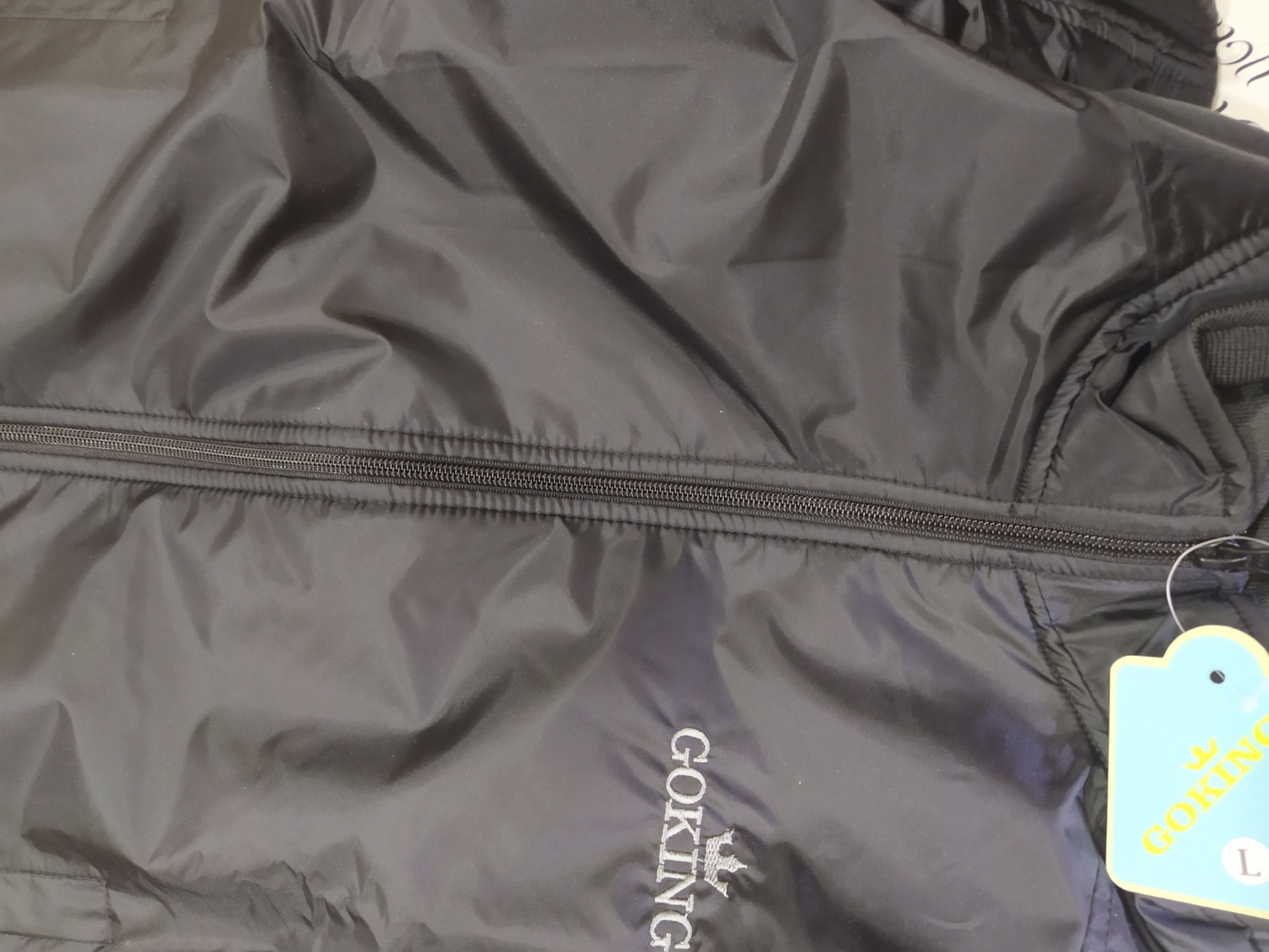 Áo dày dặn lắm, không bị èo uột như hàng ngoài chợ, mặc lên form đẹp quá trời, khóa kéo không bị rít, dễ dàng kéo lên kéo xuống, bao bì đẹp, kiểu nhật bản nhìn ra hàng hiệu