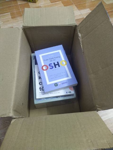 Rất thích mua sách trên Tiki nhưng đáng tiếc khâu đóng gói lại quá tệ. Bao nhiêu năm nay đã có rất nhiều người phản ánh về khâu đóng gói nhưng Tiki không hề cải thiện một tí nào cả. Luôn tọng hết vào một cái hộp quá khổ và không hề có 1 lớp chống sốc, hàng nhận được hầu như đều móp góc cạnh ít nhiều. Các bạn nhân viên đóng gói không trân trọng cuốn sách giao đến cho khách nhưng khách mua sách họ rất trân trọng, thiết nghĩ Tiki có tôn trọng khách hàng không khi không hề nghe góp ý của khách hàng như thế. Mình cho 5* chỉ là du di thôi. Rất mong Tiki training lại các bạn đóng gói.