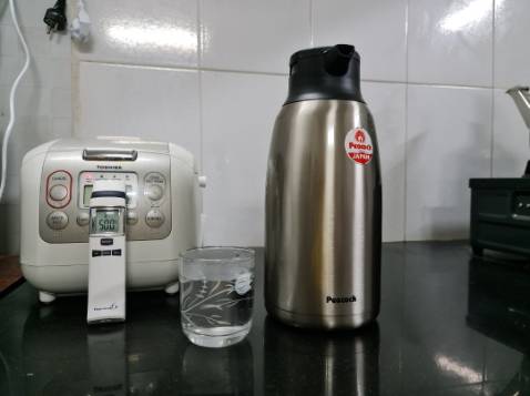 Sản phẩm đẹp. Giữ nhiệt tốt, sau 36h vẫn còn trên 50°C. Nắp đóng mở tiện dụng, bóp hai bên để đóng mở hoặc để nắp lên rồi nhấn xuống để đóng. Nước rót thành dòng tròn gọn. Vòi ngang hạn chế rớt bụi hoặc vật lạ vào miệng rót. Trong ngoài và cả phần đáy bình đều bằng inox, chỉ duy nhất phần nắp và tay cầm bằng nhựa. Đáy ngoài bằng inox đẹp sẽ bền nhưng hơi ồn khi đặt xuống mặt bàn hay mặt bếp bằng đá