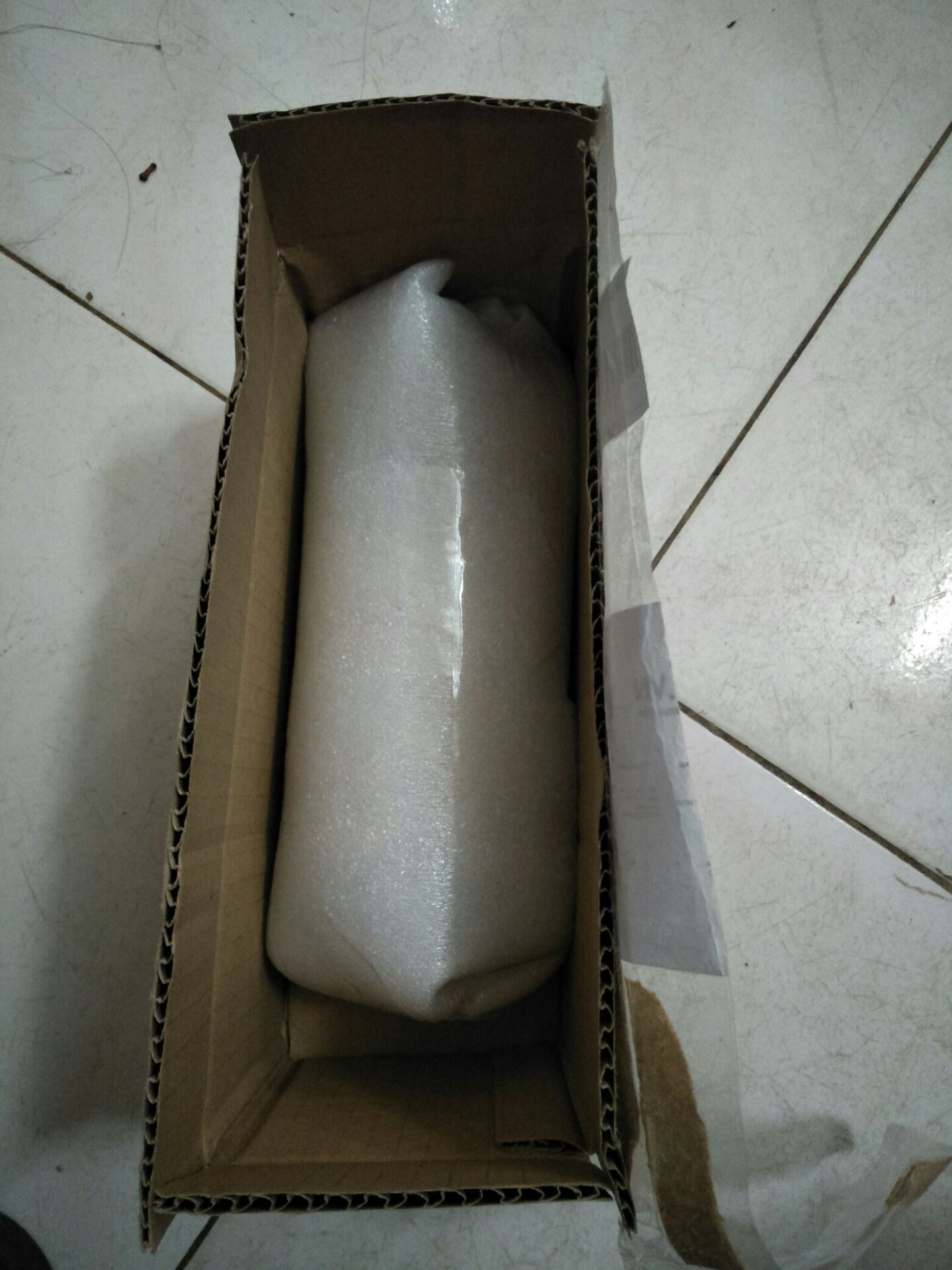 tiki giao hàng nhanh chóng,  bọc cẩn thận quá ^^, nhìn hộp ngoài to quá thấy lạ: cái chai có chưa đến 500ml mà!. Khui ra thì bên trong có bn miếng xốp trắng,  còn cái hộp bọc sp thì thọt lỏn ?
Thấy mùi giấm cũng bth mà sao nhiều người feedback là khó chịu nhỉ ( đây là mùi đặc trưng của quả lên men,  giống với mùi sấu ngâm khi không đường ?)