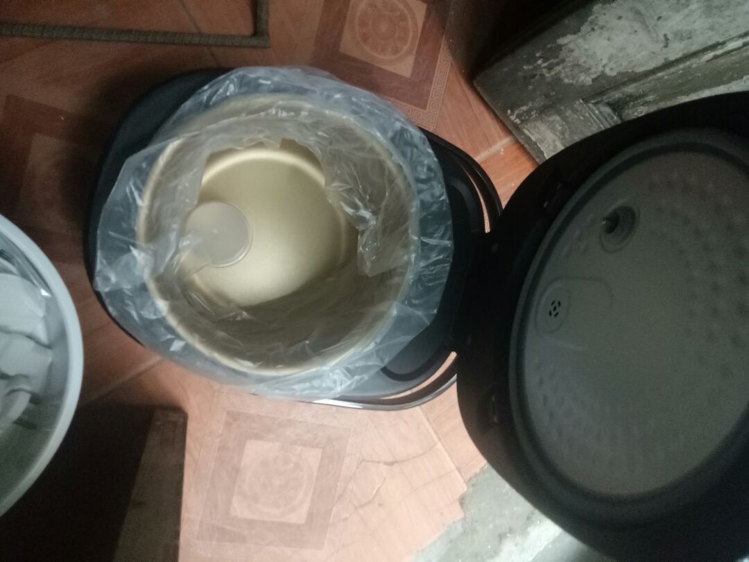 cơm nấu ngon, nồi dày chắc chắn, nấu cơm tiêu chuẩn nhanh. khoảng 30'-40' cơm đã chín. có chỗ hứng Nước, không bị tràn nước ra ngoài nhưng phải lấy khăn lau nước đi. nút bấm nhạy, thao tác dễ dàng. nấu cơm nồi không nóng quá, hơi nước bay ra cũng ít. nói chung rất ưng ý về nồi. nhân viên giao hàng nhanh chóng, đúng giờ. rất ưng ý, các chế độ nấu có vẻ ổn, chưa *** hết!!!