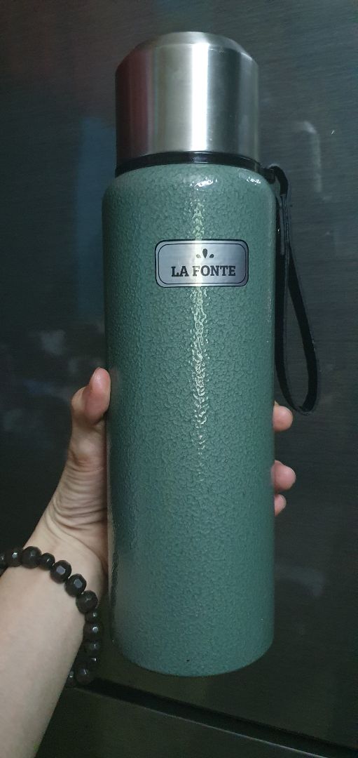 Sản phẩm giữ nhiệt tốt, trọng lượng nhẹ dù bình 1 lít, đế cao su chống trượt êm ái