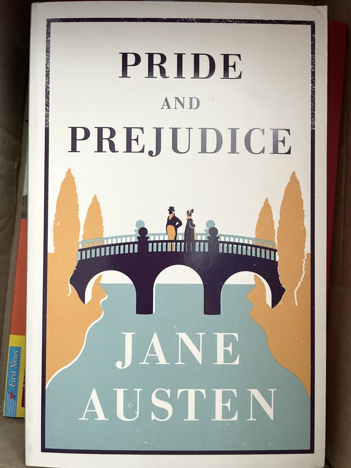 Sách mình vừa khui trong hộp ra đã bị cong mép, bìa phai màu lem nhem. Nếu được mong Tiki đổi sách mới cho mình.