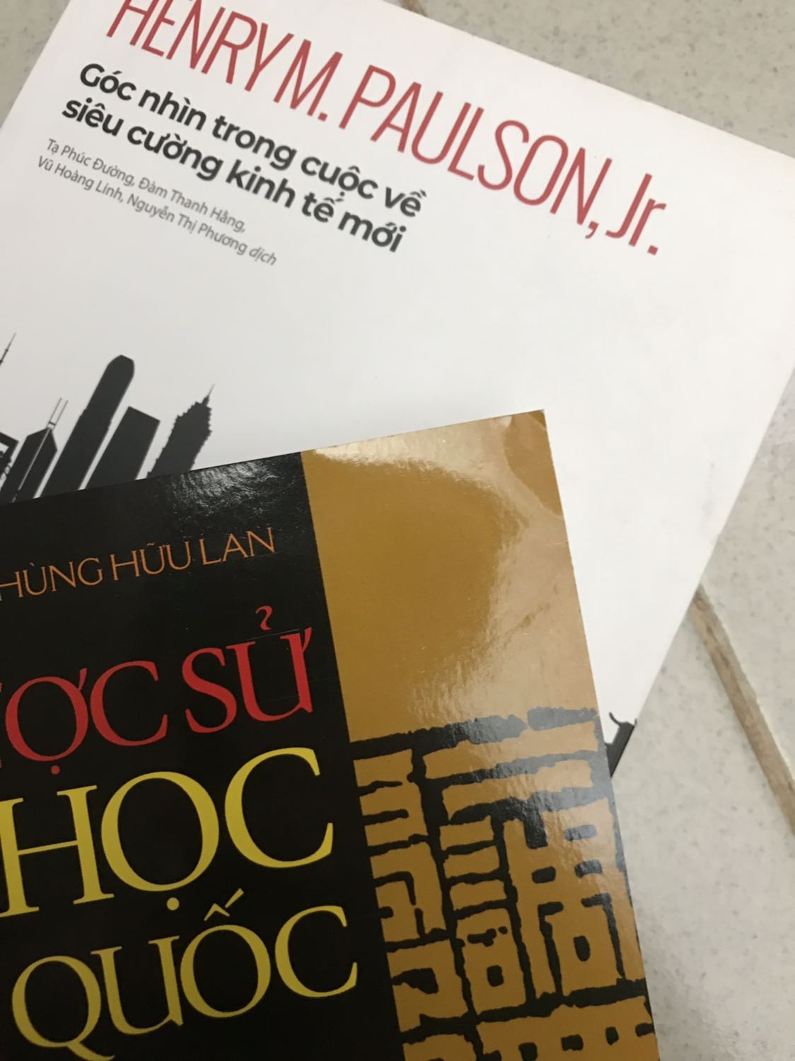 Về nội dung: có thể xem như bản tóm tắt của bộ 2 tập dày cộp lịch sử triết học Trung Quốc của cùng tác giả Phùng Hữu Lan, do cùng dịch giả Lê Anh Minh dịch thuật nên không có chỗ nào chê được.
Tuy nhiên, giấy khá mỏng dẫn đến mặt sau nhìn thấu ra mặt trước. Giao sách mới nhưng đến tay người đọc đã bị gãy góc có lẽ do vận chuyển.
Hiện mình đã yêu cầu đổi trả. Nv giao nhận đã liên hệ 2 hôm trước nhưng đến giờ vẫn chưa đến lấy hàng.