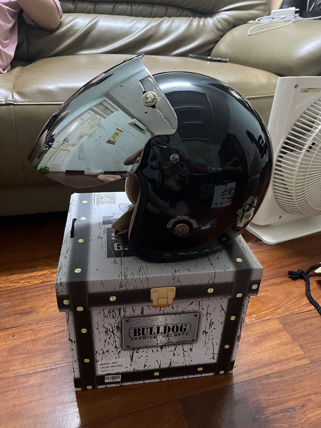 kính đẹp, chắc chắn. tuy nhiên hay bị vết tay dính trên kính. kính đẹp, chắc chắn. tuy nhiên hay bị vết tay dính trên kính.