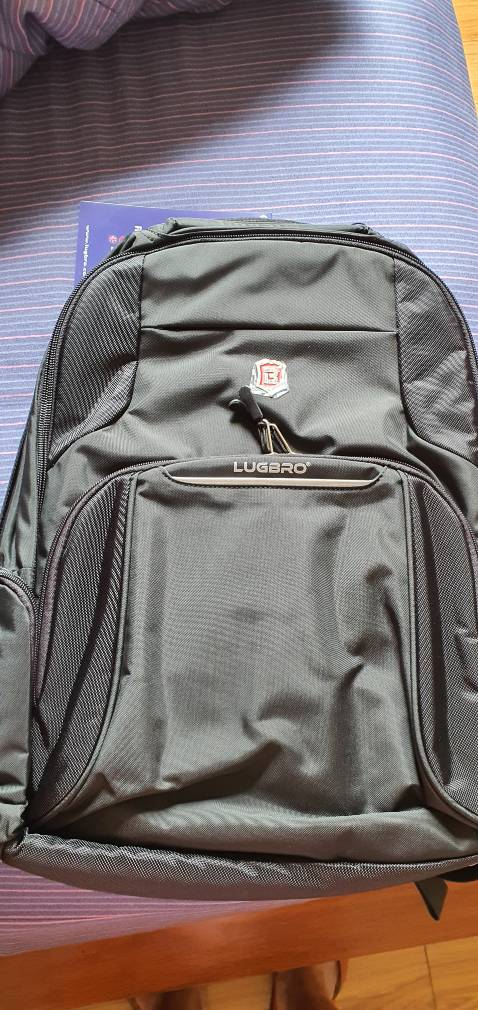 Ba lô đẹp, chắc chắn, vải dày dặn, có nhiều ngăn rộng rãi, tiện dụng. Rất hài lòng.