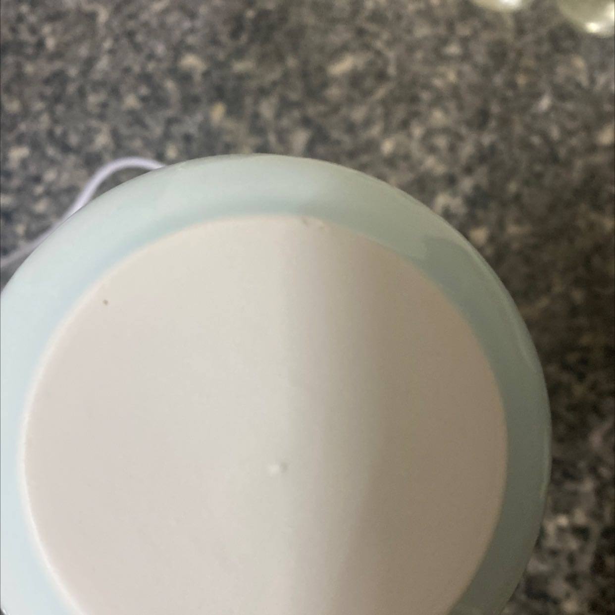 Giao hàng nhanh, đóng gói cẩn thận.
Anh shipper rất thân thiện.
Hâm nóng đồ uống rất tốt, đúng như theo quảng cáo: sẽ mất từ 15-20’ để làm nóng nước từ nhiệt độ thường. 
Mặt đế dễ vệ sinh khi bị bẩn hoặc ướt.
Sản phẩm cực kỳ tiện lợi và phù hợp cho các bạn thích nhâm nhi 1 ly trà hay cà phê luôn ấm